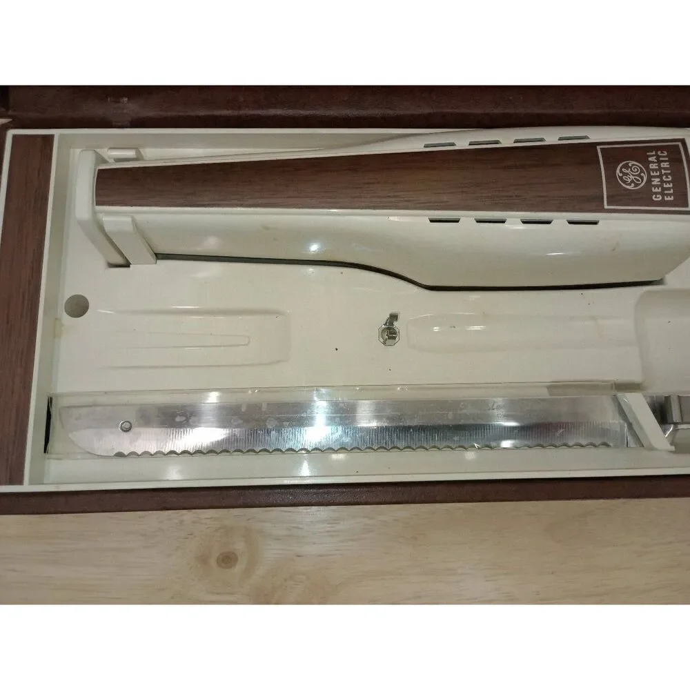 Vintage general electric, G.E electric carving knife in case. Tested, works
